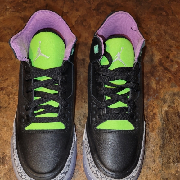Jordan Retro 3's electric Green! 💚💜 Size 5Y Size 7 women's